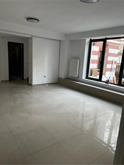 Casă individuală cu 21 camere cu Canalizare în Calea Victoriei