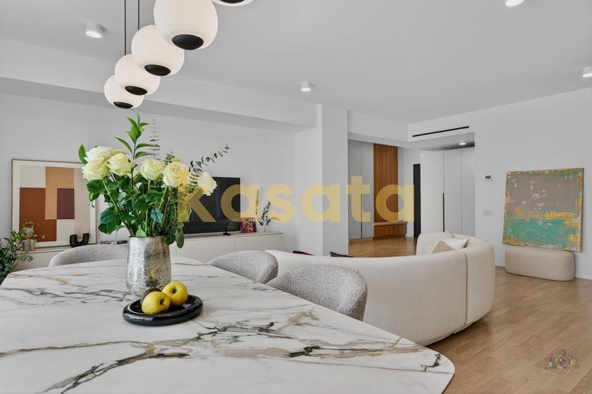 Apartament cu 4 camere semidecomandat, mobilat în Central