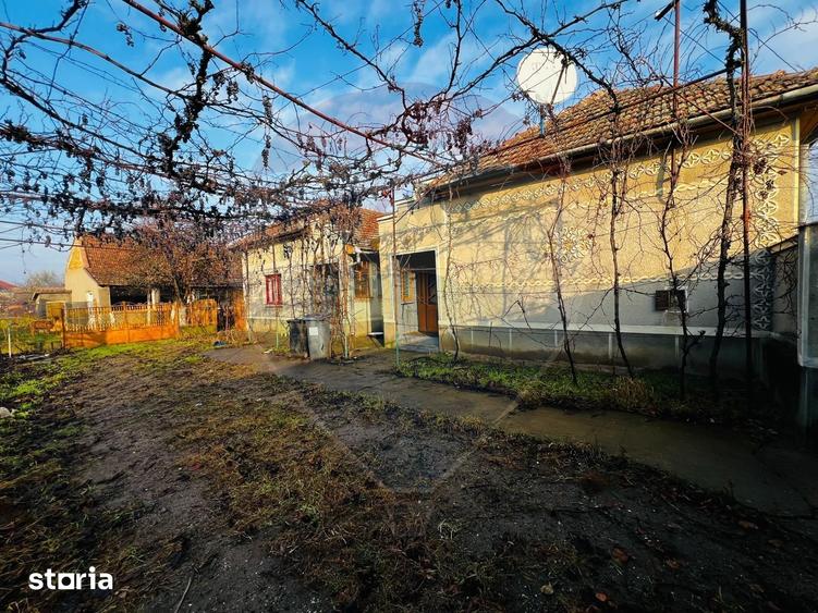 Casă cu 4 camere semidecomandat cu Teren 2144 Mp în Șeitin
