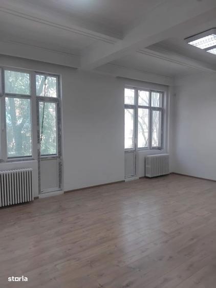 Spațiu comercial, de 2,000 mp, în Universitate