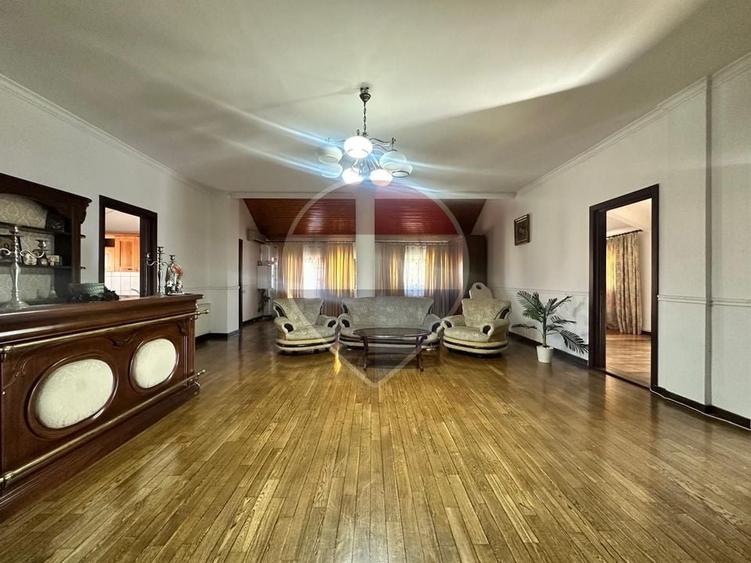 Casă individuală cu 8 camere cu Teren 488 Mp în Domenii