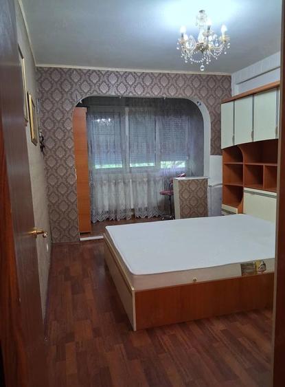 Apartament cu 3 camere semidecomandat în Berceni