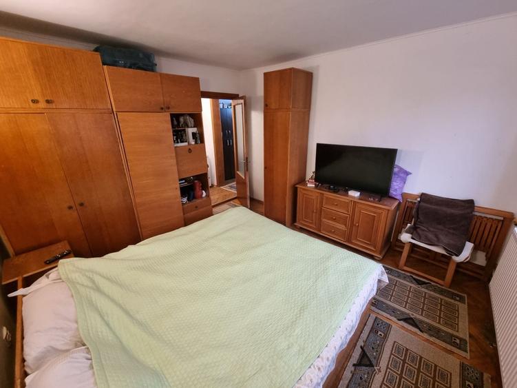 Apartament cu 3 camere decomandat, mobilat în Casa de Cultură