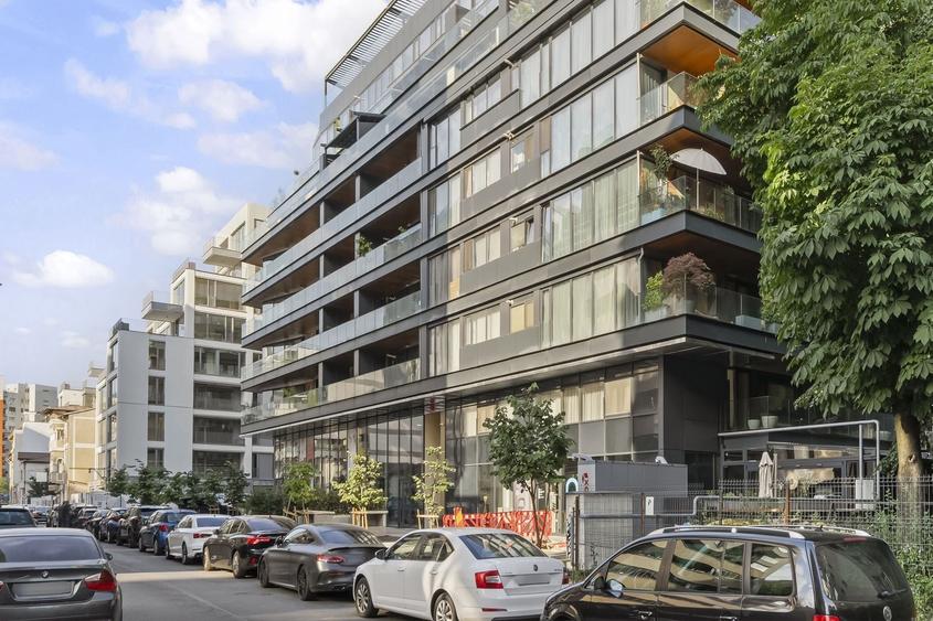 Apartament cu 5 camere decomandat, mobilat în P-ța Victoriei