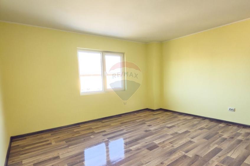 Casă cu 8 camere cu Teren 440 Mp în Central