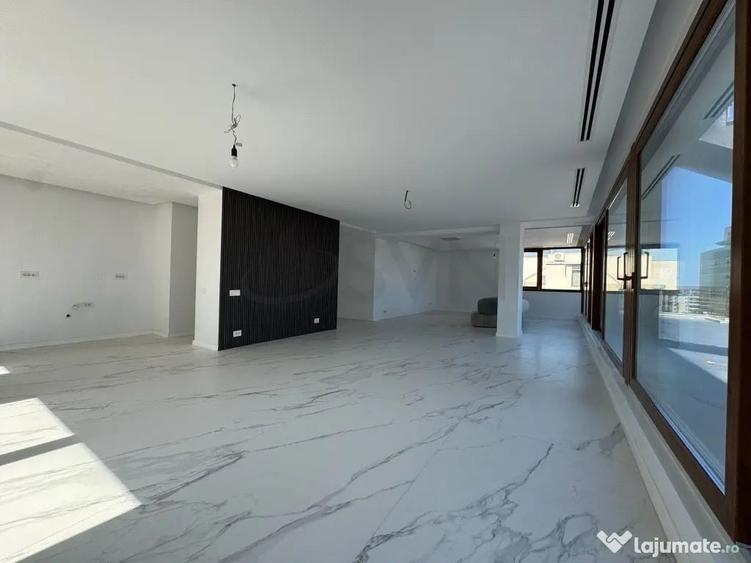 Apartament cu 4 camere decomandat în Pipera
