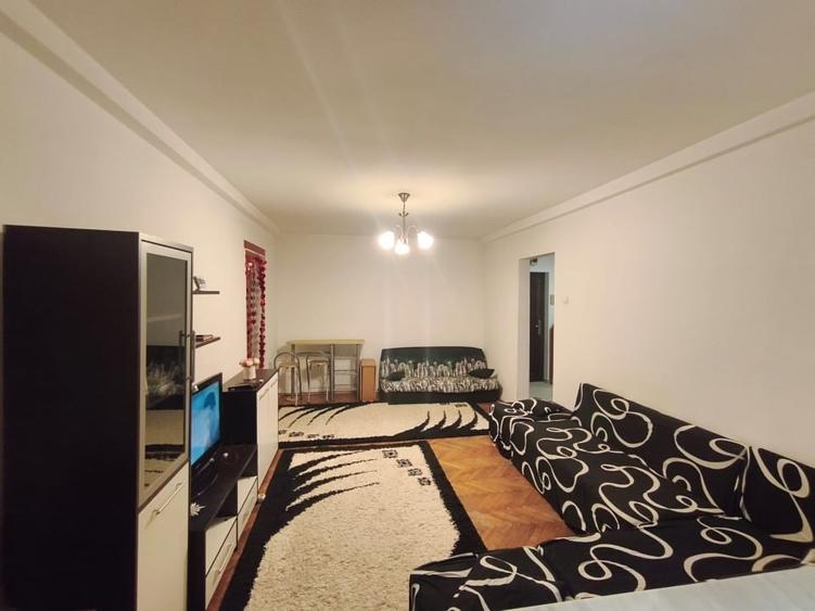 Apartament cu 3 camere semidecomandat, mobilat în Central
