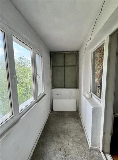 Apartament cu 3 camere semidecomandat în Berceni