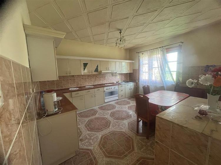 Casă individuală cu 13 camere cu Teren 1000 Mp în Est