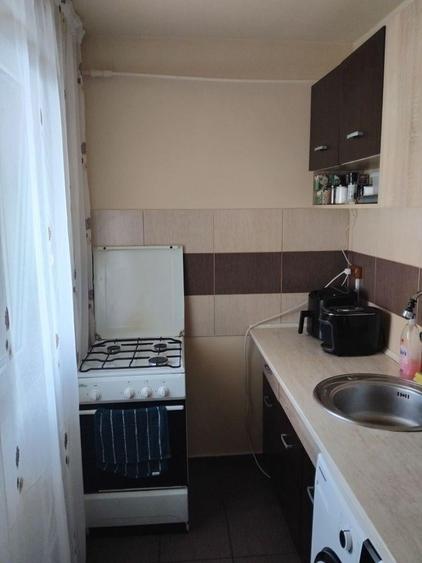 Apartament cu 2 camere semidecomandat, mobilat în Craiovița Nouă