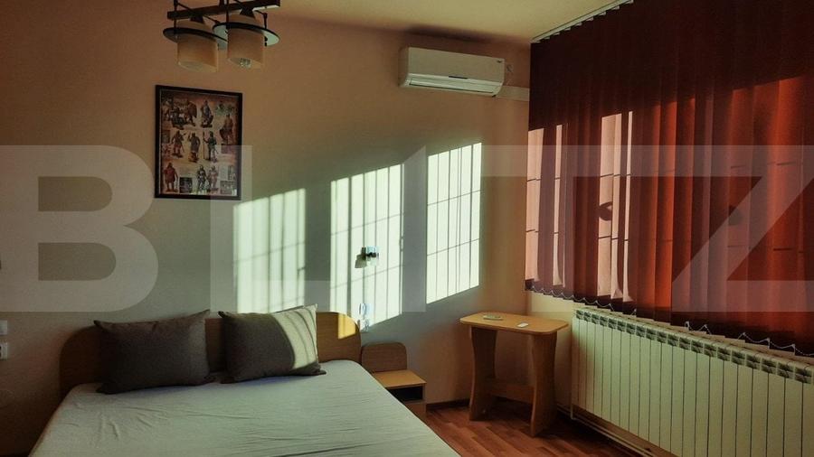 Casă individuală cu 9 camere cu Teren 868 Mp în Est
