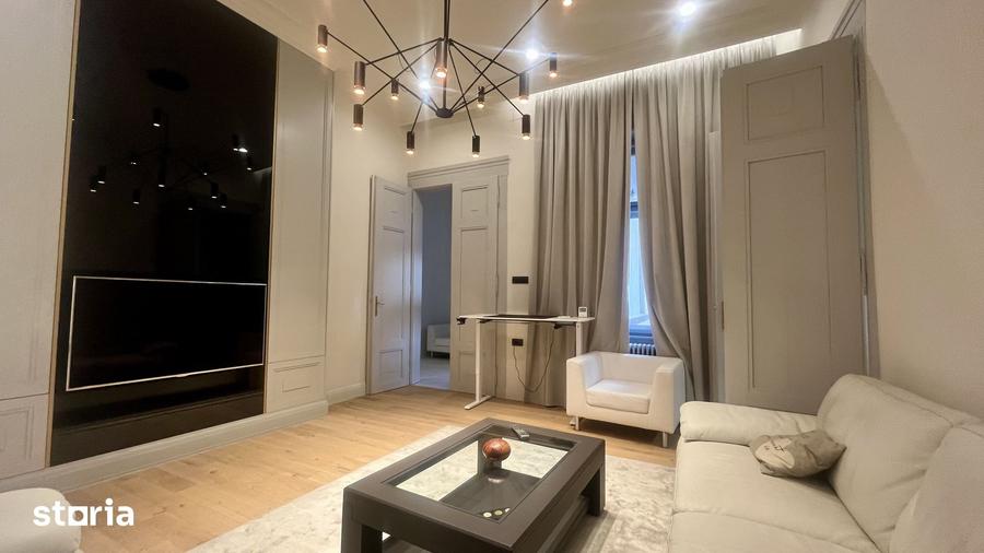 Apartament cu 3 camere semidecomandat în P-ța Victoriei