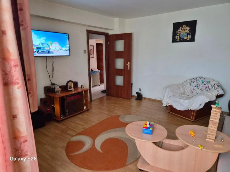 Apartament cu 3 camere decomandat în Drumul Sării