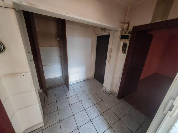 Apartament cu 3 camere decomandat în Hotar