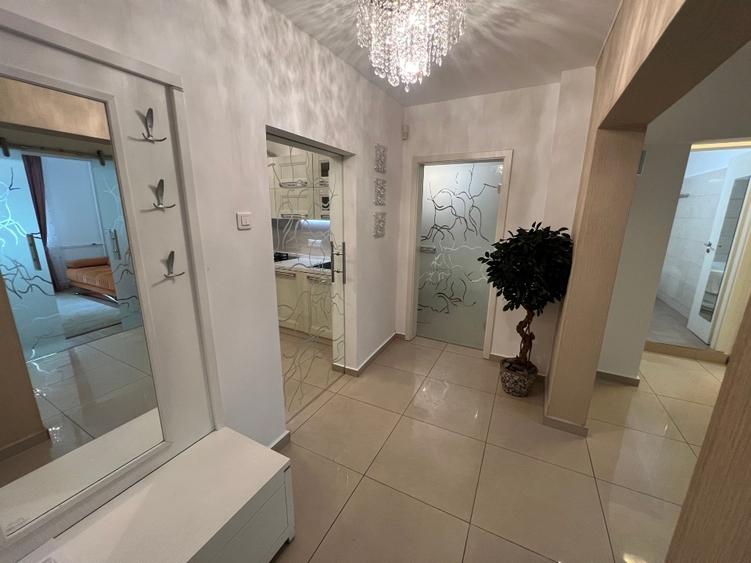 Apartament cu 4 camere decomandat, mobilat în Costin Georgian
