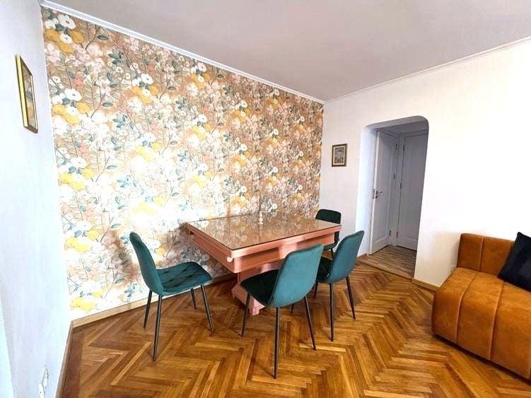 Apartament cu 3 camere decomandat în Titan