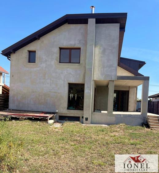 Casă individuală cu 5 camere cu Teren 833 Mp în Est