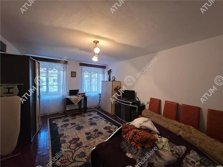 Apartament cu 3 camere semidecomandat, mobilat în Piața Cluj