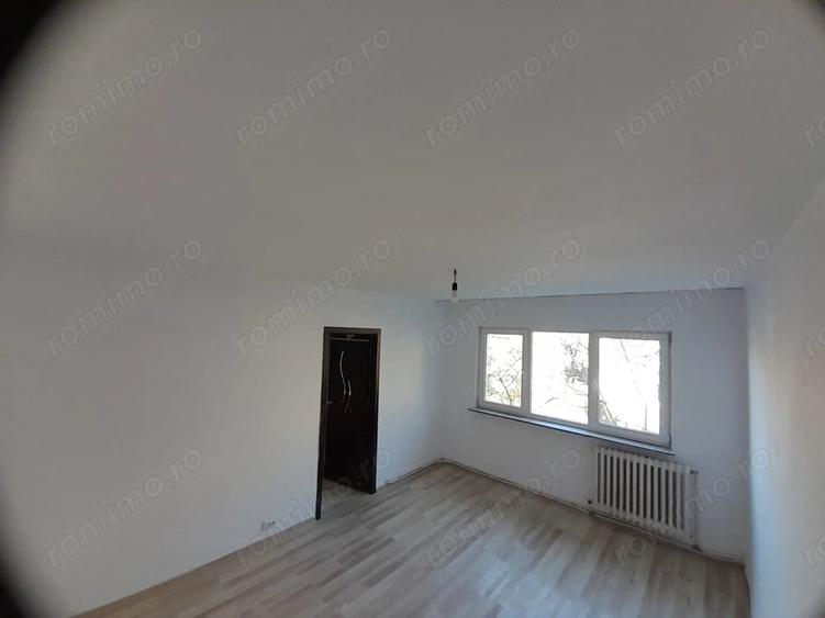 Apartament cu 3 camere semidecomandat în Mircea cel Bătrân