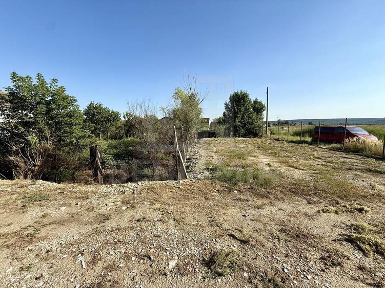 Teren de 1000 mp, în Cernele