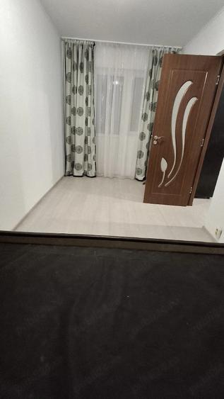 Apartament cu 3 camere semidecomandat în Micro 6