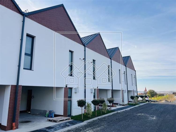 Duplex cu 4 camere cu Canalizare în Gușterița