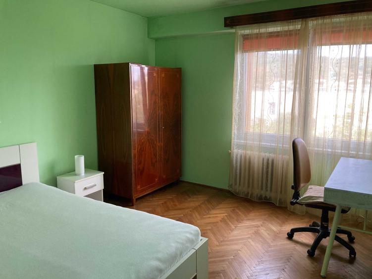 Apartament cu 3 camere decomandat în Corina