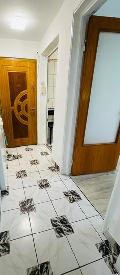Apartament cu 3 camere semidecomandat, mobilat în Tei