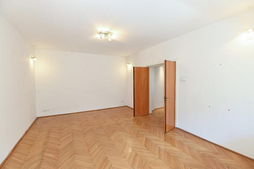 Apartament cu 4 camere decomandat în Calea Victoriei