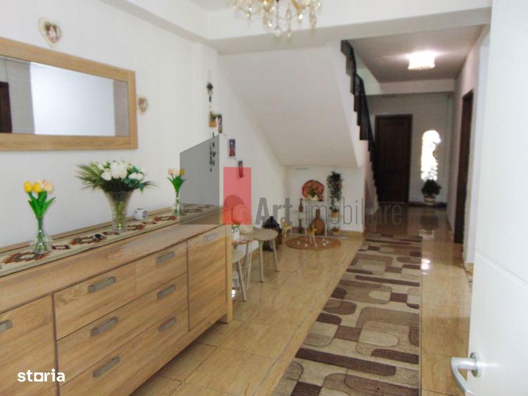 Casă cu 7 camere cu Teren 437 Mp în Fundeni