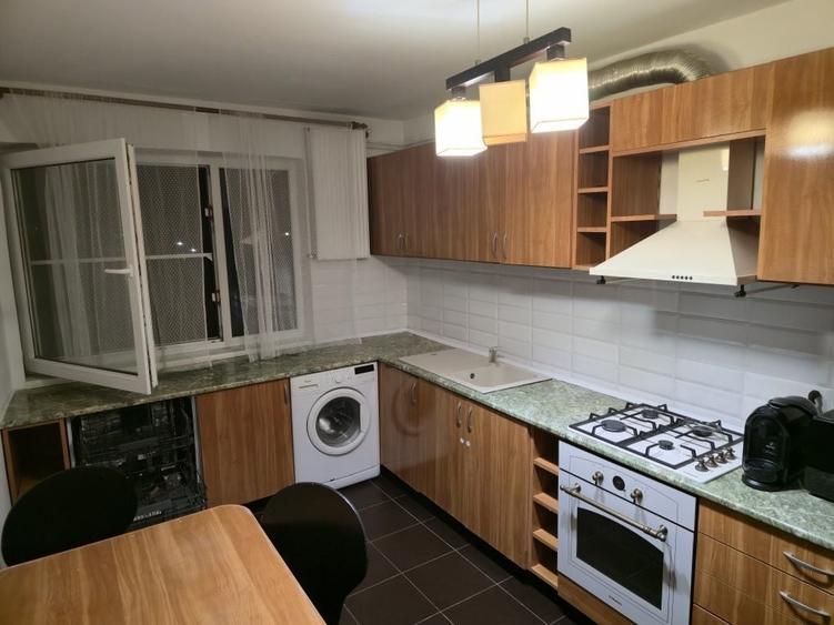 Apartament cu 4 camere decomandat în Central