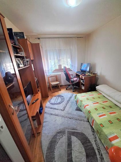 Apartament cu 3 camere decomandat în Intim