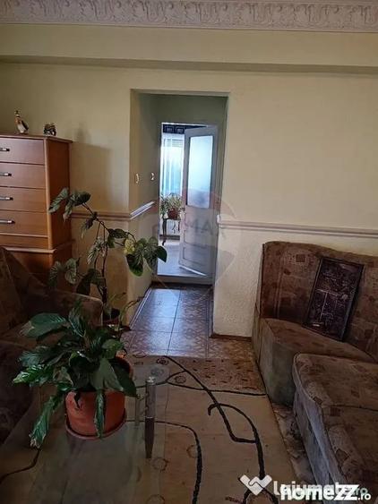Casă cu 8 camere cu Teren 475 Mp în Uverturii