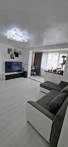 Apartament cu 3 camere semidecomandat în Obor