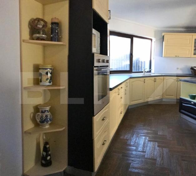 Casă individuală cu 8 camere cu Teren 1038 Mp în Lucieni