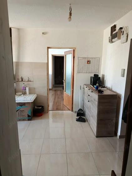 Apartament cu 3 camere semidecomandat în Militari