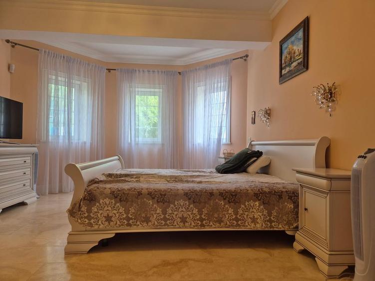 Casă cu 8 camere cu Garaj în Central