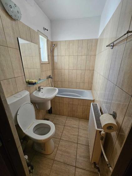 Apartament cu 4 camere semidecomandat în Sud