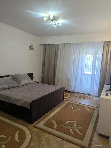 Apartament cu 4 camere decomandat în Victoriei