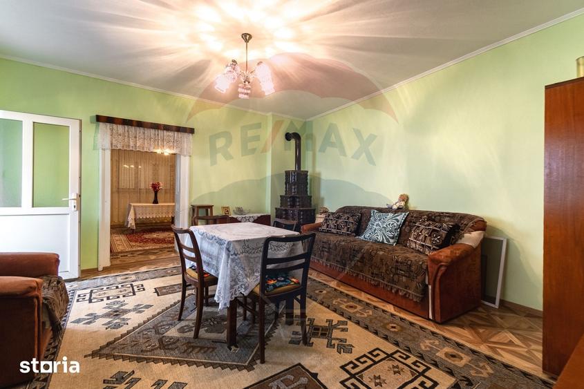 Casă cu 4 camere cu Teren 1068 Mp în Părău