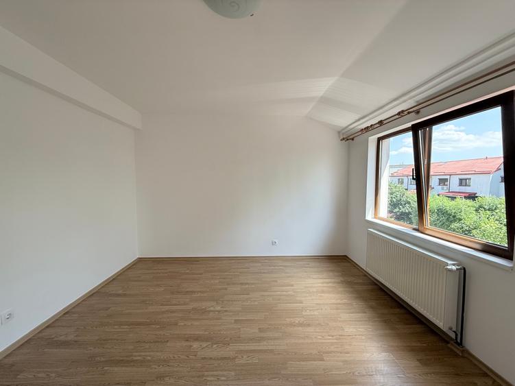 Apartament cu 4 camere decomandat în Lacul Morii