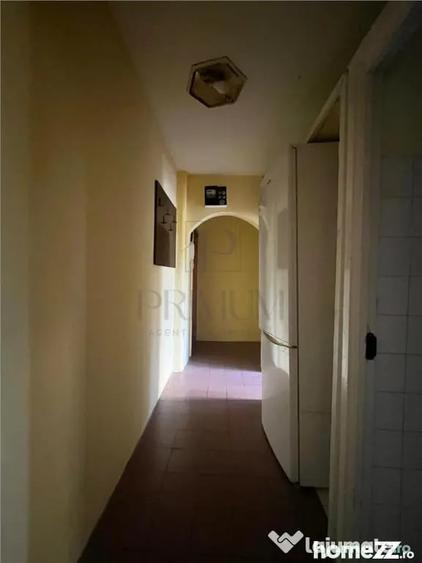 Apartament cu 4 camere semidecomandat în Soarelui