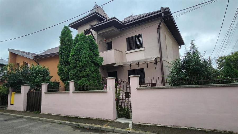Casă individuală cu 8 camere cu Canalizare în Ultracentral