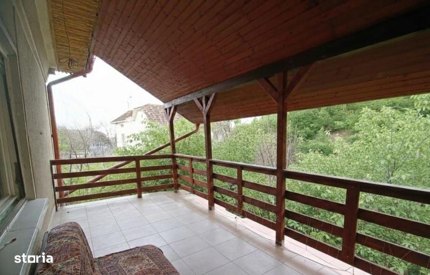 Casă cu 4 camere cu Teren 1000 Mp în Central