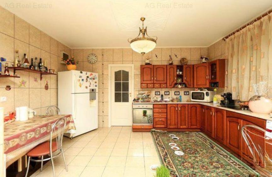 Casă cu 7 camere cu Teren 970 Mp în 1 Decembrie
