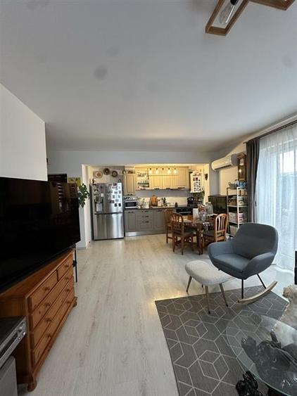Penthouse cu 3 camere decomandat, mobilat în Turnișor