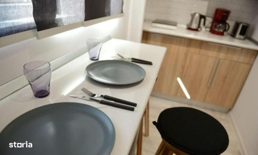 Apartament cu 3 camere semidecomandat în Victoriei