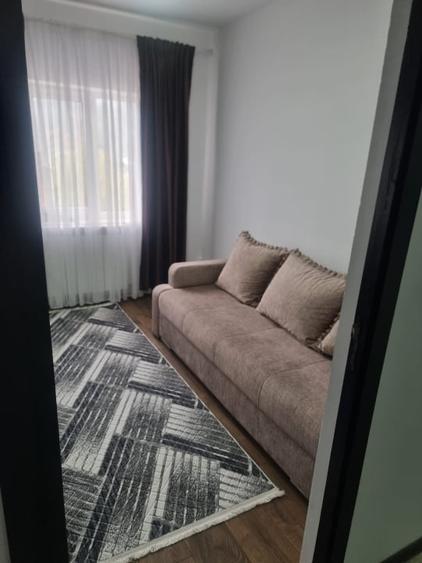 Apartament cu 3 camere decomandat, mobilat în Putna