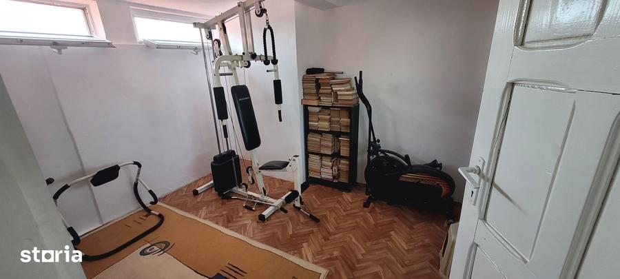 Casă cu 10 camere cu Teren 203 Mp în Rahova