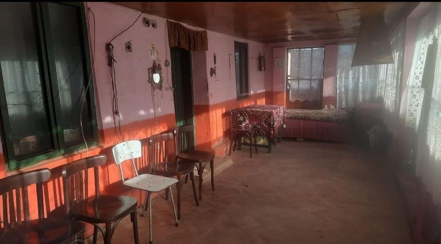 Casă cu 4 camere în Buzescu